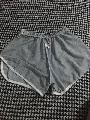 (｡･&omega;･｡)衣服很软穿着很舒服，做工走线规整，没太多线头，感觉我码买小了，腰会勒出浅印子，喜欢宽松的小姐妹拍大一码，比较好！毕竟要是松紧带的设计有点紧～