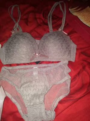 内衣很合身，款式好看，很喜欢很喜欢，第二次兔子家买内衣，质量真心不错，颜色和图片一样，不掉色。要是内裤档的布料是棉的就更好了！