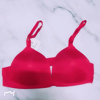 非常棒!材质很亲肤 罩杯里没有那种厚厚的大海绵是我喜欢的!红色颜色很正~没有色差 穿上后松紧适宜 很舒服 不错 非常满意~~ 非常棒!材质很亲肤 罩杯里没有那种厚厚的大海绵是我喜欢的!红色颜色很正~没有色差 穿上后松紧适宜 很舒服 不错 非常满意~~