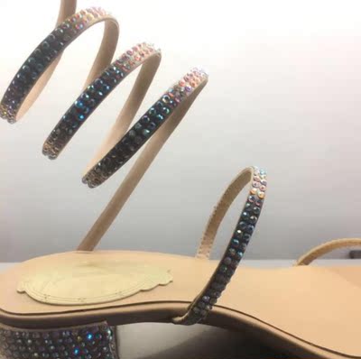 鞋子真的很好看，我手机拍不出效果，不过实物真的很好看，在灯光下面亮闪闪的，看而且一点也不磨脚，真的是质量很不错，感觉现在网上很难买到一双不磨脚的鞋子了！