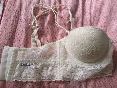 内衣很仙，白色还挺好看的，就是我有点微胖 后背肉稍多 内衣的背部会有点勒