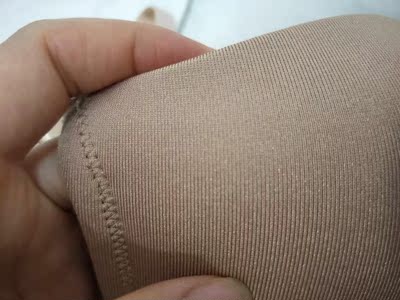 这个图片上很好看,但是实际上到处是线头,里面这是什么鬼,让我一个从来不给差评的人忍不住跪了,这个布料看起来就是十几块钱吧,摸着一点都不舒服,还有味道,这个是不是随便给发的货呀。 这个图片上很好看,但是实际上到处是线头,里面这是什么鬼,让我一个从来不给差评的人忍不住跪了,这个布料看起来就是十几块钱吧,摸着一点都不舒服,还有味道,这个是不是随便给发的货呀。