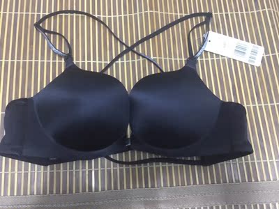 质感非常好，滑滑的，不压胸，罩杯尺码标准，不勒。无痕，后背很美配露背衣穿。继续关注你家内衣。