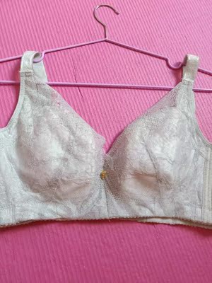 穿了效果很好，码数很准，可以大胆的买平时穿的大小，重要是穿起来很舒服啊，面料也是很舒服的，很亲肤，很柔软。而且做工精致，没有色差，又舒服贴进身，关键还不勒，夏天穿很透气，薄杯的，冬天好搭衣服，店家服务态度也很好，终于买的舒适的内内了，大胸的妹子赶紧下手吧，别再犹豫咯，买到就是赚到哈！