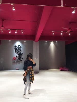 裤子收到啦 很不错 渐变色颜色很漂亮~面料算比较厚实的，穿上很舒服透气。显腿长~运动跳舞穿都非常舒服 ~值得购买~