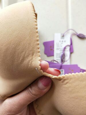 差评，罩杯中间都是懒的，漏着棉，客户还说是正常的，无语😓