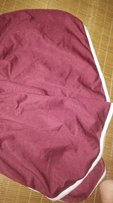 红色更霸气一点  然后适合搭配衣服  一样的舒服  支持!