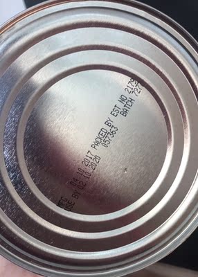 这三罐日期怎么看怎么感觉不对劲，都是2017生产的，为啥有些到2019年、而有些到2020年？？并且仔细看日期，中间这罐日期印刷字迹清晰，其他两罐字迹和字的位置明显和中间这罐不一样！好担忧，我这么信任小果，怎么会出现这样的情况，这是给孩子吃的啊，怎么能有半点差错！