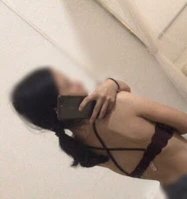 一眼就看上了这件内衣，款式非常的喜欢，料子穿上很舒服，内裤是无痕设计的。有聚拢效果，花边的图案，很显可爱，自带美背效果， 内衣感觉可以做比基尼啦。