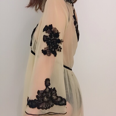 这件睡衣是给妈妈买的，妈妈说收到货就迫不及待的试穿上了，非常喜欢，物流很快，包装严实，睡衣质量很好，布料优软 值得购买，店家很热情，给无形好评，谢谢店家让我看到那么好的一款睡衣，妈妈很喜欢