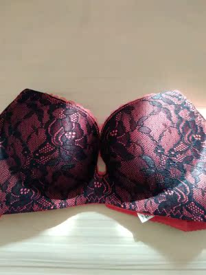 宝贝收到，惊喜收到。珀依兰无钢圈文胸穿起来特别舒服，柔软细腻，没有束缚感。外形设计也很有范儿，高贵、华丽、大气~特别喜欢这款，两个颜色全部收入。洗后不褪色不变形，棒棒哒！好品质注重细节，好品质值得信赖!以后选内衣，就选珀依兰了！