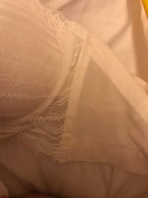 在店里试的时候没有注意过，看了其他买家的追评才看了下，两侧真的是歪的！！！太坑了吧