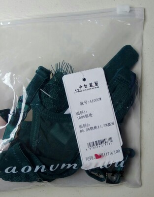 穿上很性感喔，质感很好的，还有附赠大腿丝袜，包装可以，值得购买