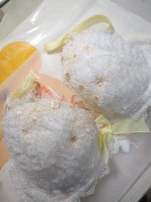 颜值特别高  柔软  店家还送了透明肩带 客服很好很耐心