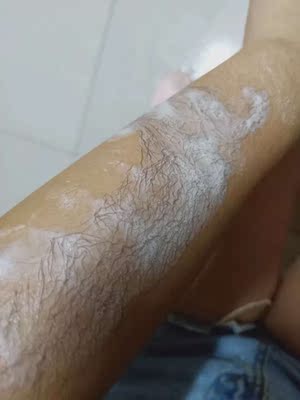这家脱毛膏真的好用，以前买的涂的好厚一层都脱不干净，这个脱毛膏只要把有毛的地方盖住了，时间到了用毛巾轻轻擦一下就掉了。