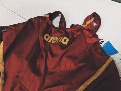 超级无敌帅！泳衣防水性很好，169/52穿这个码数刚刚好，但穿惯了更紧的泳衣，可能买L码会更适合我。