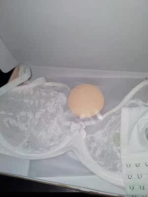 快递可以说很快了，拿到试了一下，薄薄的，挺舒服的，而且穿上胸型很好看，还想再买一件，换着穿。大胸显小 ，舒适好穿