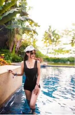 我不胖就是肚子肉多。因为喜欢喝酒吗，家上最佳想要出去旅游所以就买了这款塑身衣。刚好这次是在海边玩&nbsp;看肚子肉多&nbsp;就想穿着塑身衣算了，还更显示身材。主要是也不勒，不妨碍玩。朋友也说我身材特别好&nbsp;.所以这次玩的也比较开心，我是比较认可这款塑身衣的。