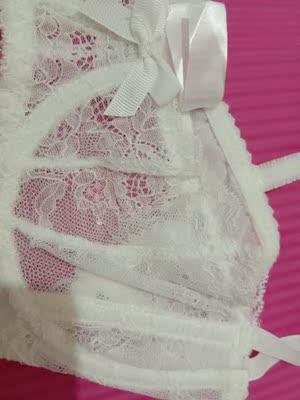内衣超级美，蕾丝质量很好，穿着柔软舒服。罩杯大小刚刚好，把胸型衬托得很好看。非常有高级感。大爱这套文胸。