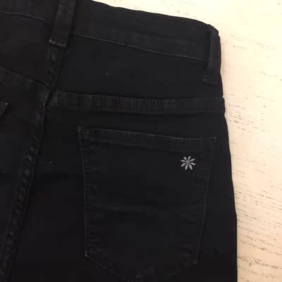 很好 裤子版型很不错 超高腰喜欢 质量不错线头稍微多了点 弹性很大 我168 50 肚子大腿都超多肉也能穿的上25码 性价比不错的 推荐