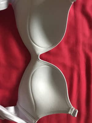 第一次在华歌尔天猫旗舰店买内衣，虽然不是专柜同款，但质量和款型也是很好的，以前店里号穿75a，这款买了75b，穿上也很合身，聚拢效果很好，属于中等厚度，秋冬穿正好。