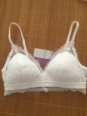 这次买的几件都非常喜欢，前几年是歌瑞尔的粉丝，她们家的特点就是甜美，罩杯后，硬钢圈，今年开始关注润微家，特别喜欢无钢圈，穿上身特别舒服的内衣，上次做活动一共买了八件，虽然我是小胸，但是还是更加喜欢这次买的薄杯，一次满意的购物