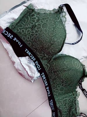 这件宝贝真的超级nice ,颜色非常漂亮，而且是运动风，肩带的字母超级有feel, 也比较的聚拢，物流真的没话说，很快，客服态度也很温柔❤❤