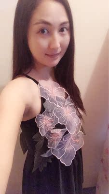 太好看啦，小胸前面没料只能露背啦，哈哈