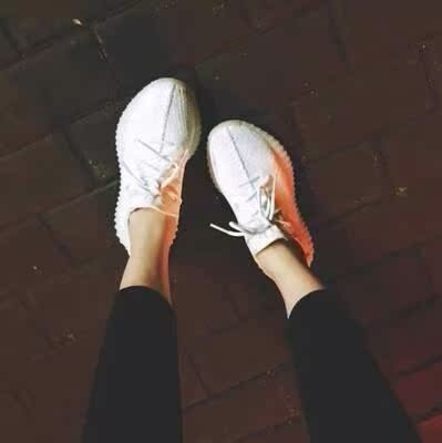 鞋子穿着很舒服，时尚，百搭，性价比超高的一款鞋子，值得购买，五颗星推荐。