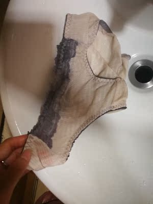 我拍错了  想买黑色的  然后就要客服改了黑色   本来想先洗一下在穿   谁知道脱色  真的很恐怖了 内裤脱色   跟客服说  也没说出个所以然出来  本来觉得她家内衣好看  也便宜  上次买的没穿几次就起球了  很无语