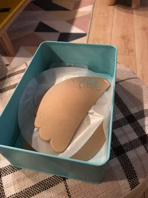 很快就收到了 包装很满意  这么个胸贴还有个好看的盒子  对这些东西没什么研究 粘得稳当就行 试了一下  可能自己不太会  粘性很强 撕下来的时候简直了 很满意 就等结婚的时候用了