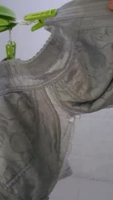 内衣质量很好，内衣里面是纯棉的布料穿着舒服，蕾丝花边穿着好看，不扎人，肩带宽不勒人。值得购买。