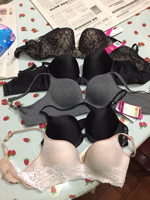 买了好多，各种款都买了一下，还是更喜欢薄款的，前扣的稍稍有点不习惯！