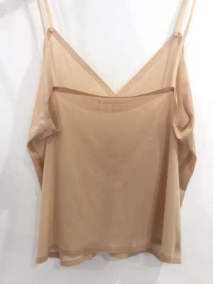 手感丝滑，上身冰丝感觉，面料好，透气，上身效果也好，还不怕刮丝，一起买了两件，自己一件闺蜜一件。