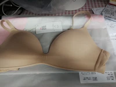 Bra很软很舒服滑滑的 适合夏天穿 透气 舒服 小仙女 可以购买啦 对啦 是墨锦推荐过来的哦 不错不错 买一送一 很划算的哦 包装也很好看 是独立包装呢