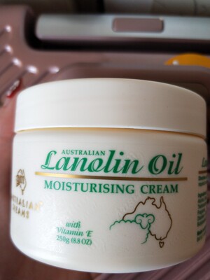 还没打开,相信正品,物流挺快的,不错,还会再来,买来当护手霜和身体乳的,备孕很多东西不能用,期待好用! 还没打开,相信正品,物流挺快的,不错,还会再来,买来当护手霜和身体乳的,备孕很多东西不能用,期待好用!