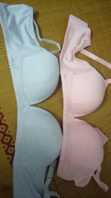 内内好好啊，料子特别软，这款兼职是小胸妹子的福音了。客服大大也好好～超赞！