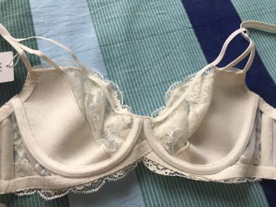 很喜欢，真的很薄很透气，夏天穿很凉快，还送了胸贴