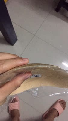 试第一次的时候贴两次就会自动掉，感觉不是很好用，不知道后画再用会怎么样。然后这个价格也有点贵，就是好处在于这个款式是海绵不是全乳胶所以透气性好一些