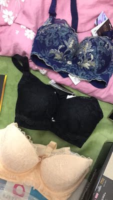 一起买了七套内衣、还有四个没到、都很喜欢、还赠了内裤、谢谢！会回购！