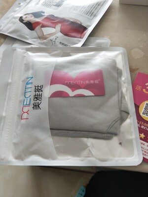 质地看上去就不错，包装也不错，颜色款式也喜欢！！这个内裤丝滑款的哈，颜色鲜亮，穿到身上严丝和缝非常的舒服，一个个分开包装的很棒，质量还是很过关的，摸着就很舒服，弹性也挺好的，松紧带薄薄的的。