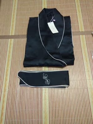 活动半价到手的。好喜欢这个款，结果一到家就被阿姨看上拿去了😂&hellip;&hellip;看来我是要再来一件粉色的咯。再说回睡袍，料子滑滑的，现在穿正合适。总之，喜欢得不得了！也推荐各位mm买咯，看上不用再犹豫哈&hellip;