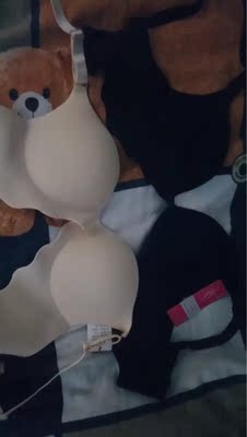 特别棒，我已经第二次买了他们家东西，没有钢圈穿着很舒服，聚拢效果也特别好，很满意，以后会一直光顾的，老板还很贴心的送了加长的小扣子，特别好