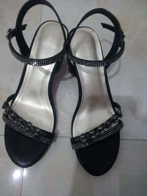 物流非常快鞋子也很漂亮穿着舒服，挺好的