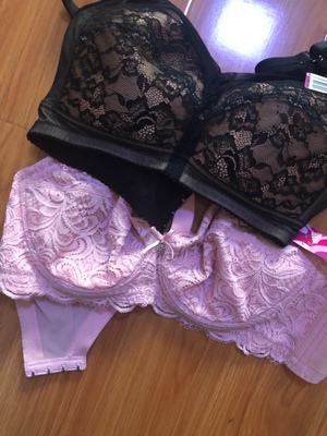 物流挺快的，质量也感觉不错，很透气。希望样式越来越多吧，样式和码数多一点齐全一些。因为有喜欢的样式，没有合适的码数，有合适的码数，没有喜欢的样子。感觉活动会多搞一点，这样子的话碰到合适的话可以多买一些，不用那么纠结。哈哈哈哈哈哈哈哈哈哈哈哈哈哈哈哈哈哈哈哈哈哈哈