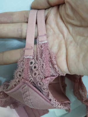 看起来还挺好看的，就是质量比较一般，而且杯里面料没在专门卖真丝内衣的店里面买的那个杯里面摸起来舒服。我这件他那两个带子定的位置不一样，而且我觉得看起来有点不结实。