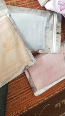 三件衣服，摸起来质量特别好，而且不是特别紧，很适合发育期的小姑娘穿