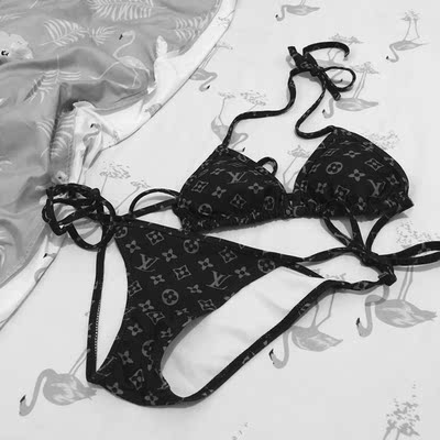 平胸的穿起来好像有点不好看了哈哈哈哈哈但是实物和实图一样很好看啦