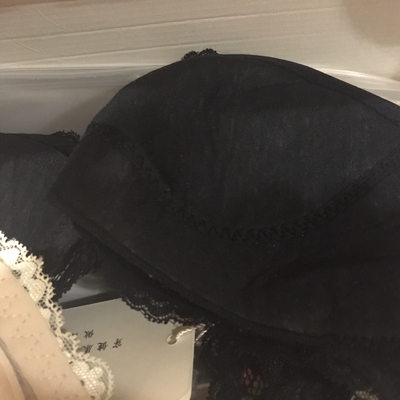 蕾丝太多太多了，真丝太少太少，大小合适不过。老板服务态度很好！赞一个，给五分好评！比较满意的一次购物！