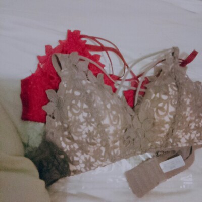 超好看喔很喜欢呢，红色那个是暗红 很好看喔 灰的也超性感，图片拍不出那个感觉嘿嘿，内衣前面挺好看呢。就是不小心买小了一点，幸好小姐姐提醒我要不要买大一码，还能穿到就是稍微有点紧，不然我可能都穿不下呢，怪我自己不知道尺寸嘿嘿嘿。 特别特别感谢客服小姐姐呢超有耐心呢也超好哒，我说我买的可能有点小 小姐姐就立马用我要不要换 担心我穿着不舒服 超爱客服小姐姐 muamua啵啵你！逛淘宝这么久第一次遇到这样超好的小姐姐～(￣▽￣～)~必须爱你！